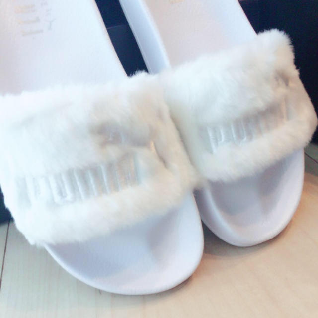 PUMA(プーマ)のラスト1♡新品未使用 PUMAプーマリアーナファーサンダル 白25 レディースの靴/シューズ(サンダル)の商品写真