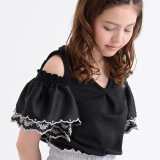 マジェスティックレゴン(MAJESTIC LEGON)の完売商品！MAJESTIC LEGON 袖刺繍肩開きプルオーバー(カットソー(半袖/袖なし))