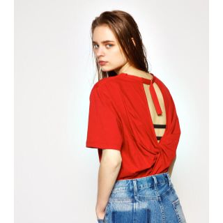 マウジー(moussy)のtwist back open Tシャツ RED(Tシャツ(半袖/袖なし))