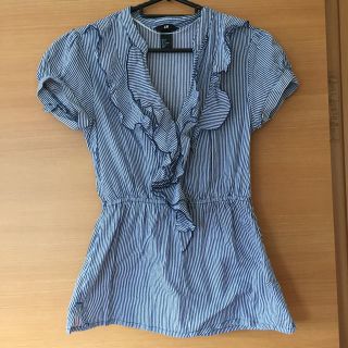 エイチアンドエム(H&M)のフリルトップス(カットソー(半袖/袖なし))