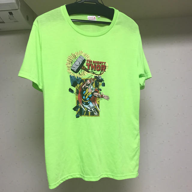 GU(ジーユー)のTシャツ 蛍光色 MARVEL メンズ メンズのトップス(Tシャツ/カットソー(半袖/袖なし))の商品写真