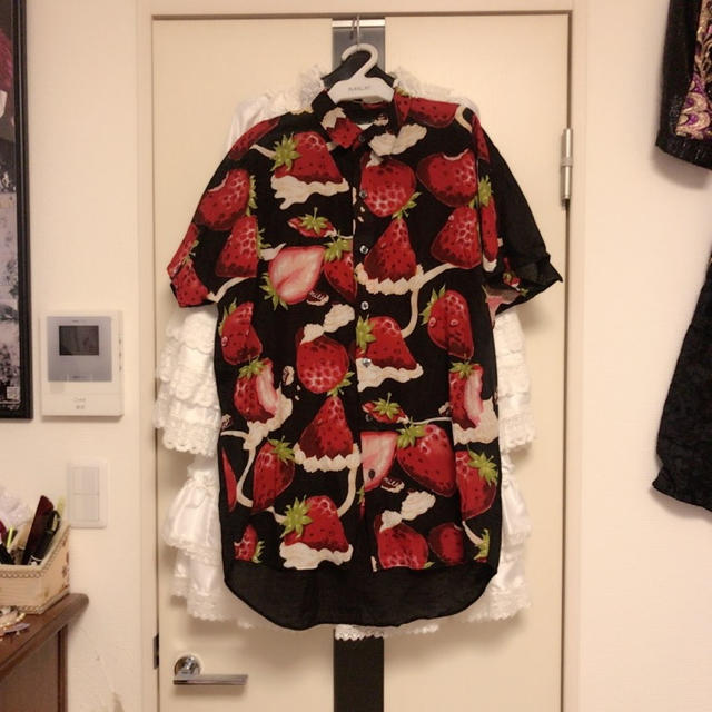MILKBOY(ミルクボーイ)のMILK BOY ホイップベリーシャツ メンズのトップス(Tシャツ/カットソー(半袖/袖なし))の商品写真