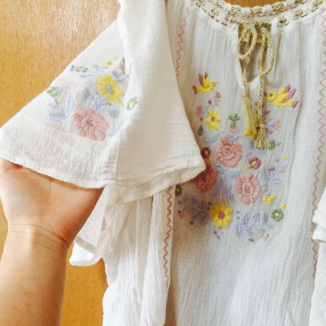 w closet(ダブルクローゼット)のゆれる！ホワイト刺繍トップス レディースのトップス(シャツ/ブラウス(半袖/袖なし))の商品写真