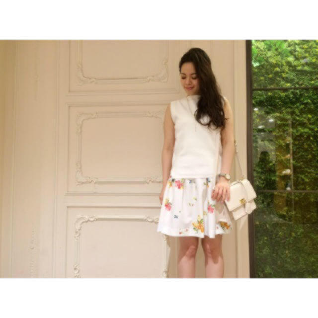 MERCURYDUO(マーキュリーデュオ)のMERCURYDUO フォールフラワータックスカート フラワースカート ホワイト レディースのスカート(ミニスカート)の商品写真