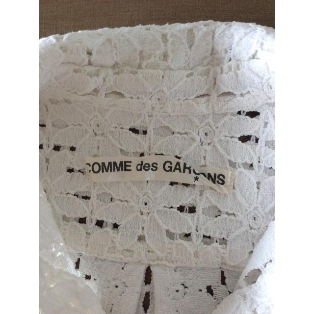 COMME des GARCONS(コムデギャルソン)のコムデギャルソン アシメトリー襟 レースシャツ レディースのトップス(シャツ/ブラウス(半袖/袖なし))の商品写真