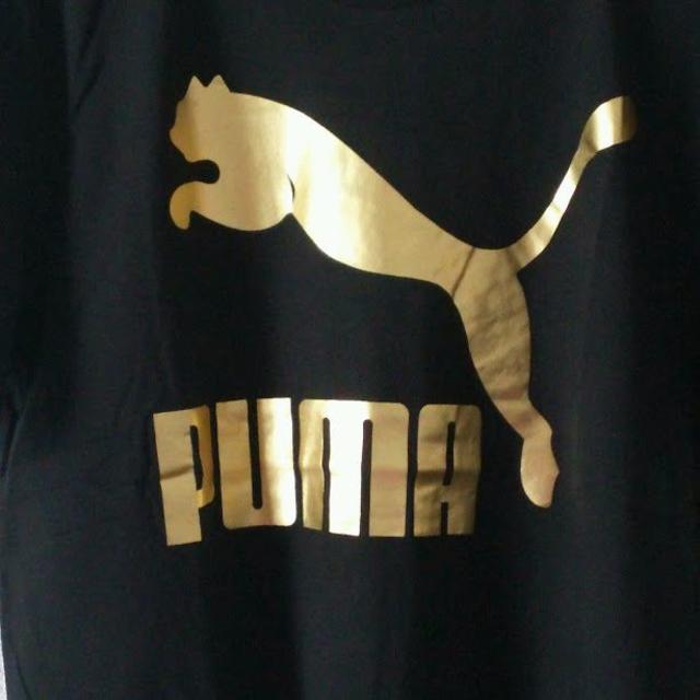 PUMA(プーマ)の【新品未使用・Mサイズ】ＰＵＭＡ　GOLDロゴＴブラック メンズのトップス(Tシャツ/カットソー(半袖/袖なし))の商品写真