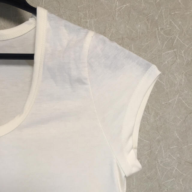 DURAS(デュラス)の【新品】デュラス 白Tシャツ デコルテの開き具合が絶妙♡裾切りっぱなし仕様です レディースのトップス(Tシャツ(半袖/袖なし))の商品写真