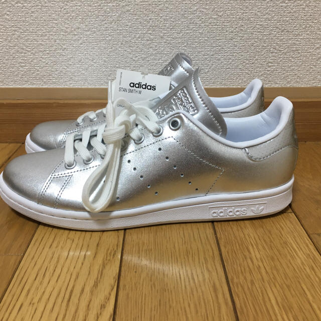 adidas(アディダス)の【peco10様専用】24.5 アディダス オリジナルス スタンスミス シルバー レディースの靴/シューズ(スニーカー)の商品写真