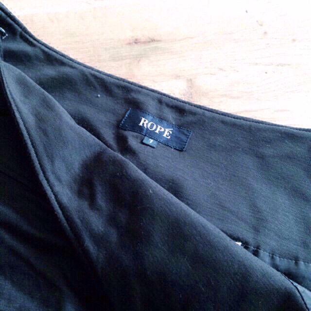 ROPE’(ロペ)のROPE フリルスカート 黒 レディースのスカート(ひざ丈スカート)の商品写真