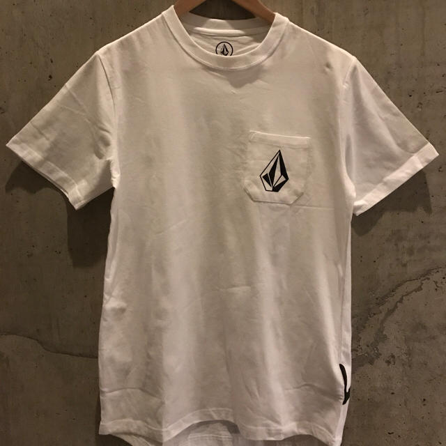 volcom(ボルコム)の新品未使用 ボルコム 胸ポケット付き ストーンロゴ Tシャツ Mサイズ 白 メンズのトップス(Tシャツ/カットソー(半袖/袖なし))の商品写真