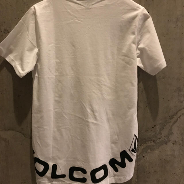 volcom(ボルコム)の新品未使用 ボルコム 胸ポケット付き ストーンロゴ Tシャツ Mサイズ 白 メンズのトップス(Tシャツ/カットソー(半袖/袖なし))の商品写真