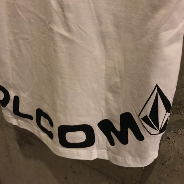 volcom(ボルコム)の新品未使用 ボルコム 胸ポケット付き ストーンロゴ Tシャツ Mサイズ 白 メンズのトップス(Tシャツ/カットソー(半袖/袖なし))の商品写真