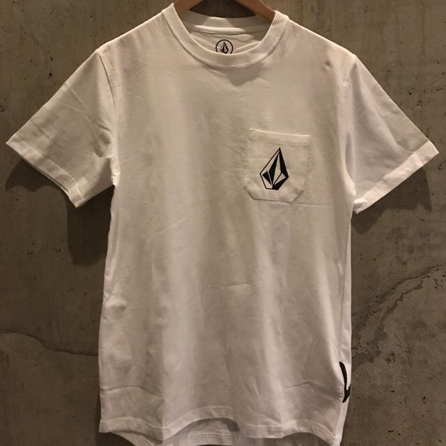 volcom(ボルコム)の新品未使用 ボルコム 胸ポケット付き ストーンロゴ Tシャツ Lサイズ 白 メンズのトップス(Tシャツ/カットソー(半袖/袖なし))の商品写真