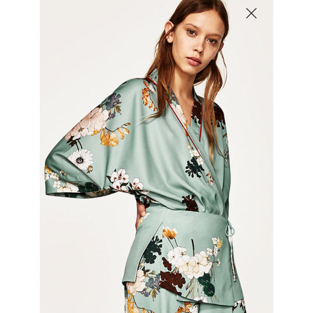 ZARA(ザラ)のZARA 着物風 ガウン レディースのジャケット/アウター(ガウンコート)の商品写真