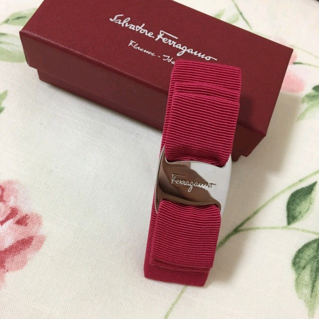 Salvatore Ferragamo(サルヴァトーレフェラガモ)のフェラガモ リボン バレッタ 新品 ローズ ピンク レディースのヘアアクセサリー(バレッタ/ヘアクリップ)の商品写真