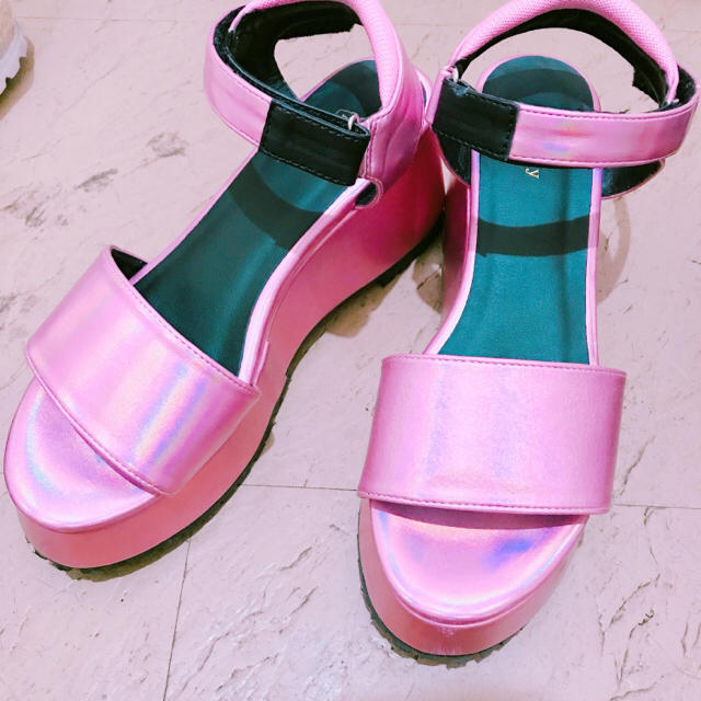E hyphen world gallery(イーハイフンワールドギャラリー)のメタリックピンク厚底サンダル レディースの靴/シューズ(サンダル)の商品写真