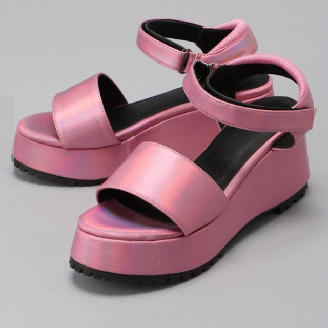 E hyphen world gallery(イーハイフンワールドギャラリー)のメタリックピンク厚底サンダル レディースの靴/シューズ(サンダル)の商品写真