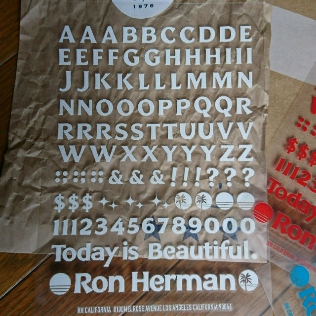 Ron Herman(ロンハーマン)の☺️正規品☺️RonHerman アルファベット ステッカー 3色set インテリア/住まい/日用品の文房具(シール)の商品写真