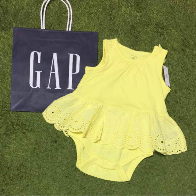 babyGAP(ベビーギャップ)のラスト1、ベビーギャップ、レモンイエロー、90センチロンパース キッズ/ベビー/マタニティのキッズ服女の子用(90cm~)(Tシャツ/カットソー)の商品写真