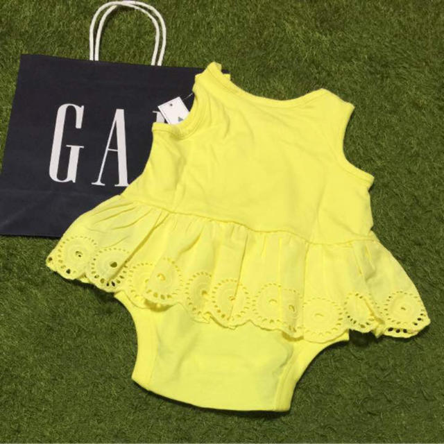 babyGAP(ベビーギャップ)のラスト1、ベビーギャップ、レモンイエロー、90センチロンパース キッズ/ベビー/マタニティのキッズ服女の子用(90cm~)(Tシャツ/カットソー)の商品写真