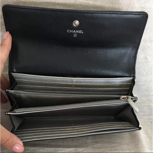 CHANEL(シャネル)のCHANEL カメリア エンボス ラムスキン 2つ折ファスナー レディースのファッション小物(財布)の商品写真