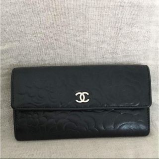 シャネル(CHANEL)のCHANEL カメリア エンボス ラムスキン 2つ折ファスナー(財布)