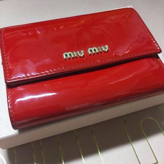 ミュウミュウ(miumiu)のmiumiu エナメル折りたたみ財布(財布)