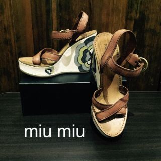 ミュウミュウ(miumiu)のミュウミュウ ♡ サンダル 36 ウェッジ フラワーモチーフ(サンダル)