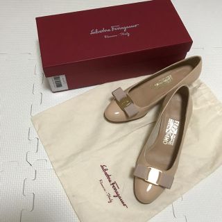 サルヴァトーレフェラガモ(Salvatore Ferragamo)の美品 フェラガモ ベージュ パンプス 5 c(ハイヒール/パンプス)