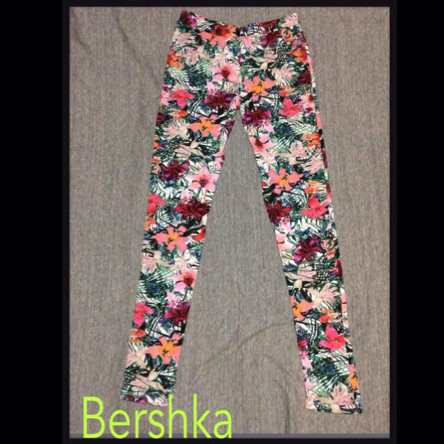 Bershka(ベルシュカ)のボタニカル柄 レギンス レディースのレッグウェア(レギンス/スパッツ)の商品写真