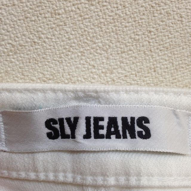 SLY(スライ)のSLY ホワイトデニムタイトスカート レディースのスカート(ミニスカート)の商品写真