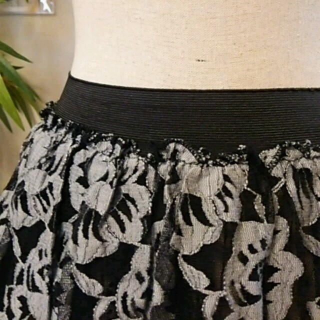 黒×グレー花柄のレーススカート レディースのスカート(ミニスカート)の商品写真