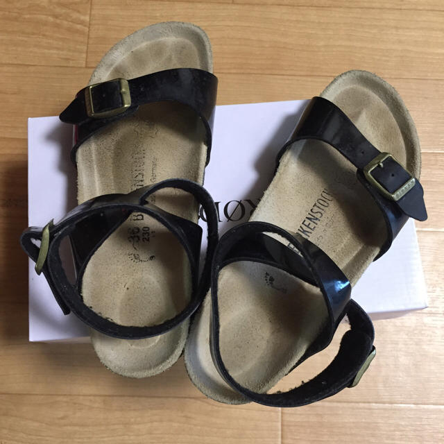 BIRKENSTOCK(ビルケンシュトック)のBIRKENSTOCK エナメルサンダル値引きしました！ レディースの靴/シューズ(サンダル)の商品写真