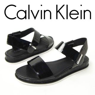 カルバンクライン(Calvin Klein)の送料無料カルバンクライン エナメルフットベッド サンダルCADAN黒24.5cm(サンダル)