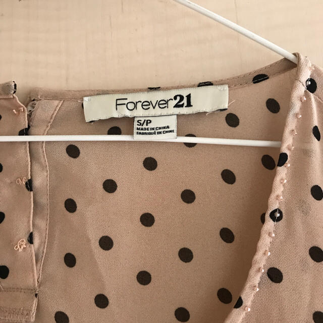 FOREVER 21(フォーエバートゥエンティーワン)のドット柄 薄手トップス レディースのトップス(シャツ/ブラウス(長袖/七分))の商品写真