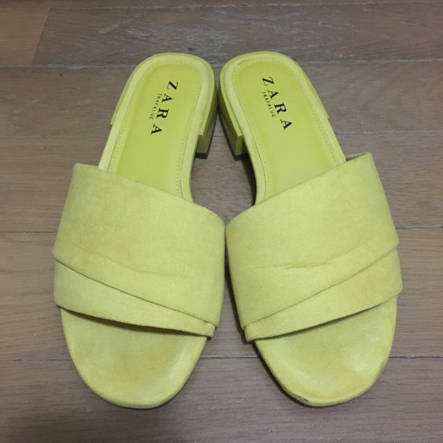 ZARA(ザラ)のZARA/イエローサンダル レディースの靴/シューズ(サンダル)の商品写真