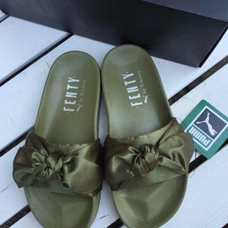 プーマ(PUMA)のPUMA fenty bow slide 22cm 23cm オリーブ リアーナ(サンダル)