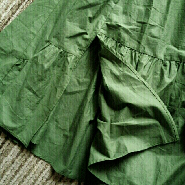ZARA(ザラ)のザラのミモレ丈ギャザースカート　カーキ レディースのスカート(ロングスカート)の商品写真