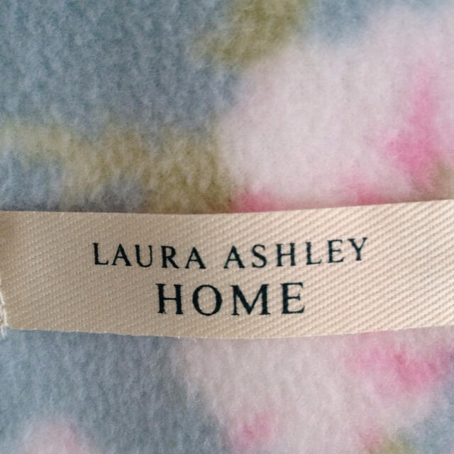 LAURA ASHLEY(ローラアシュレイ)のケープにもなるひざ掛け レディースのファッション小物(マフラー/ショール)の商品写真