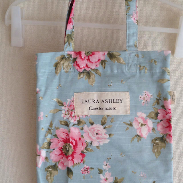 LAURA ASHLEY(ローラアシュレイ)のケープにもなるひざ掛け レディースのファッション小物(マフラー/ショール)の商品写真