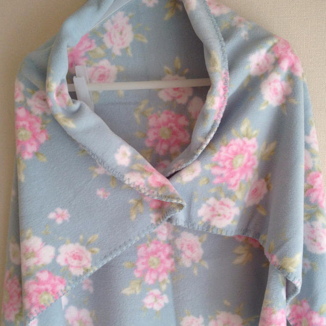 LAURA ASHLEY(ローラアシュレイ)のケープにもなるひざ掛け レディースのファッション小物(マフラー/ショール)の商品写真