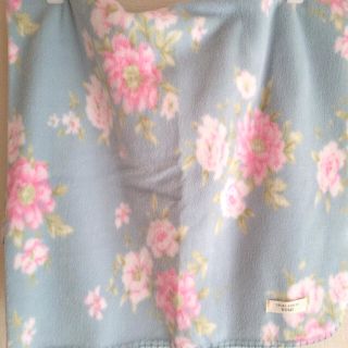 ローラアシュレイ(LAURA ASHLEY)のケープにもなるひざ掛け(マフラー/ショール)