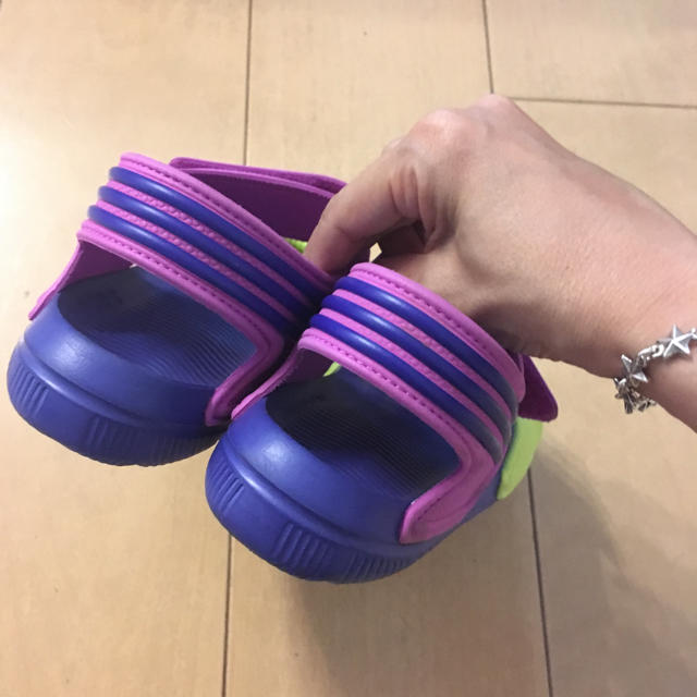 adidas(アディダス)の美品 子どもサンダル アディダス 22cm キッズ/ベビー/マタニティのキッズ靴/シューズ(15cm~)(サンダル)の商品写真