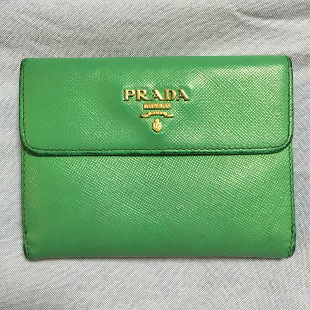 PRADA - 本日のみ値下げ 製造番号あり プラダの通販 by merokobuu's ...