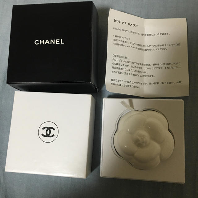 CHANEL(シャネル)のシャネルノベルティ セラミックカメリア エンタメ/ホビーのコレクション(ノベルティグッズ)の商品写真