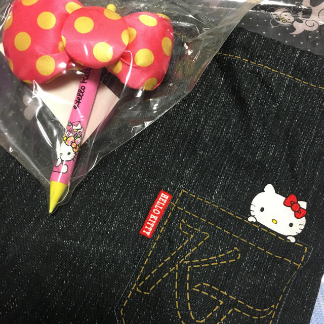 サンリオ(サンリオ)のHELLO KITTY ポーチセット おまけ付けます エンタメ/ホビーのおもちゃ/ぬいぐるみ(キャラクターグッズ)の商品写真