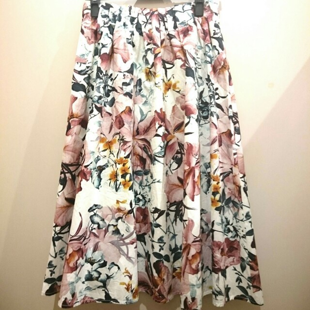 しまむら(シマムラ)の週末限定セール しまむら 花柄 スカート Ｌサイズ

 レディースのスカート(ひざ丈スカート)の商品写真