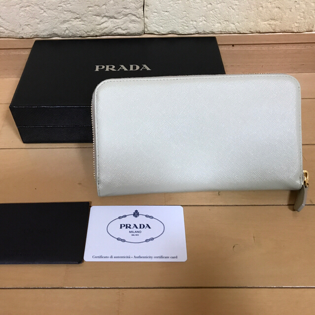 PRADA(プラダ)の10月末までの出品です  様    専用です。 レディースのファッション小物(財布)の商品写真