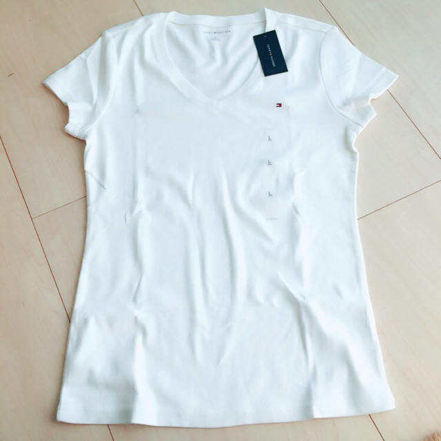 TOMMY HILFIGER(トミーヒルフィガー)の新品未使用 tommy hilfigerフラッグVネックTシャツ 白 レディースのトップス(Tシャツ(半袖/袖なし))の商品写真