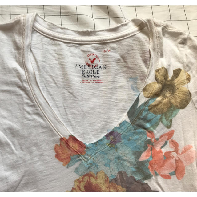 American Eagle(アメリカンイーグル)のアメリカンイーグル フラワーVネック メンズのトップス(Tシャツ/カットソー(半袖/袖なし))の商品写真